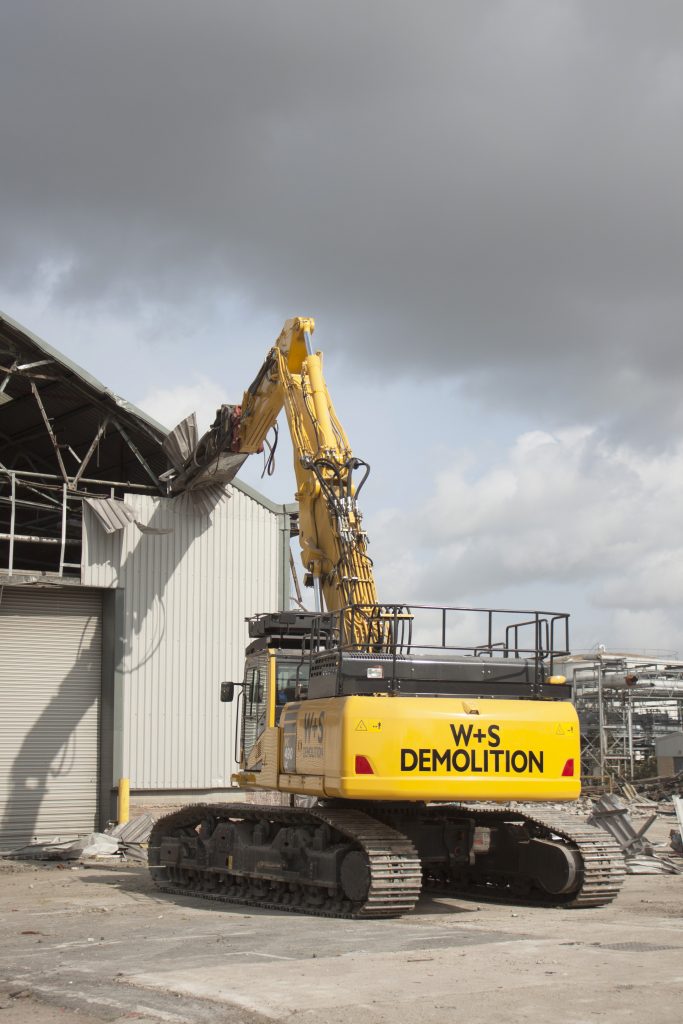 W & S Recycling demolition excavator komatsu